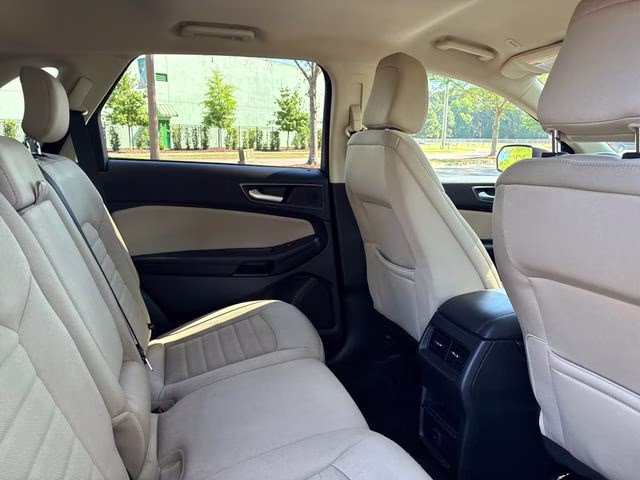 2020 Oxford White Ford Edge SE FWD SUV