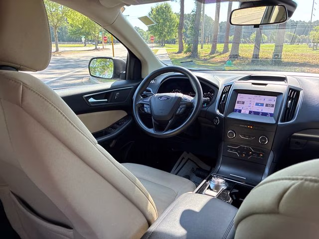 2020 Oxford White Ford Edge SE FWD SUV