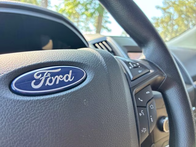 2020 Oxford White Ford Edge SE FWD SUV