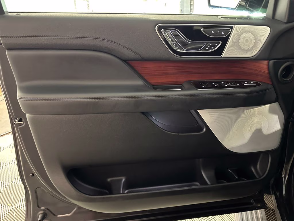 2024 Starlight Gray Metallic Premium Colorant Lincoln Navigator L Reserve 4X4 SUV