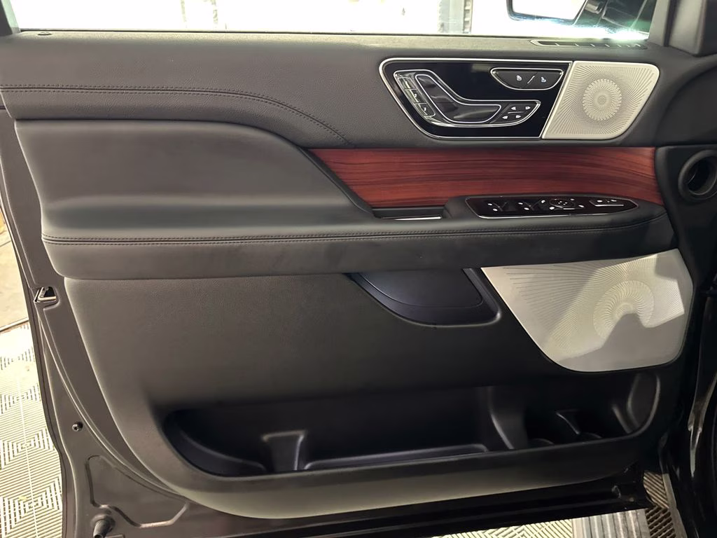 2024 Starlight Gray Metallic Premium Colorant Lincoln Navigator L Reserve 4X4 SUV