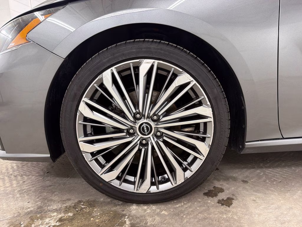 2023 Gun Metallic Nissan Altima 2.5 SL FWD Sedan