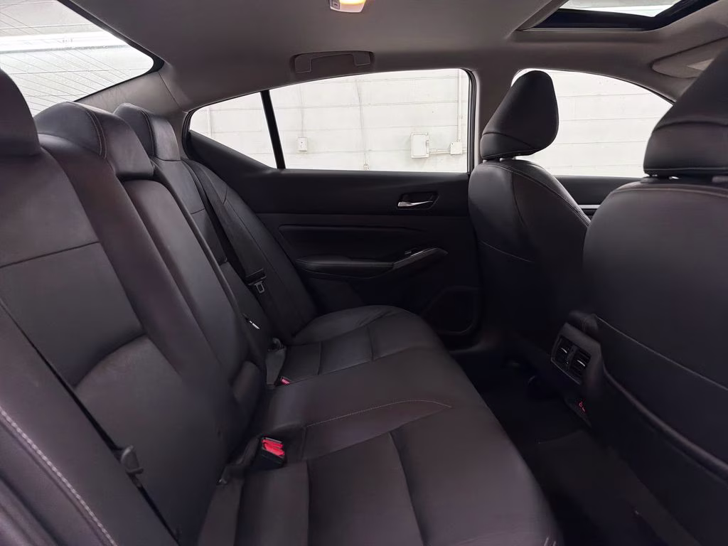 2023 Gun Metallic Nissan Altima 2.5 SL FWD Sedan