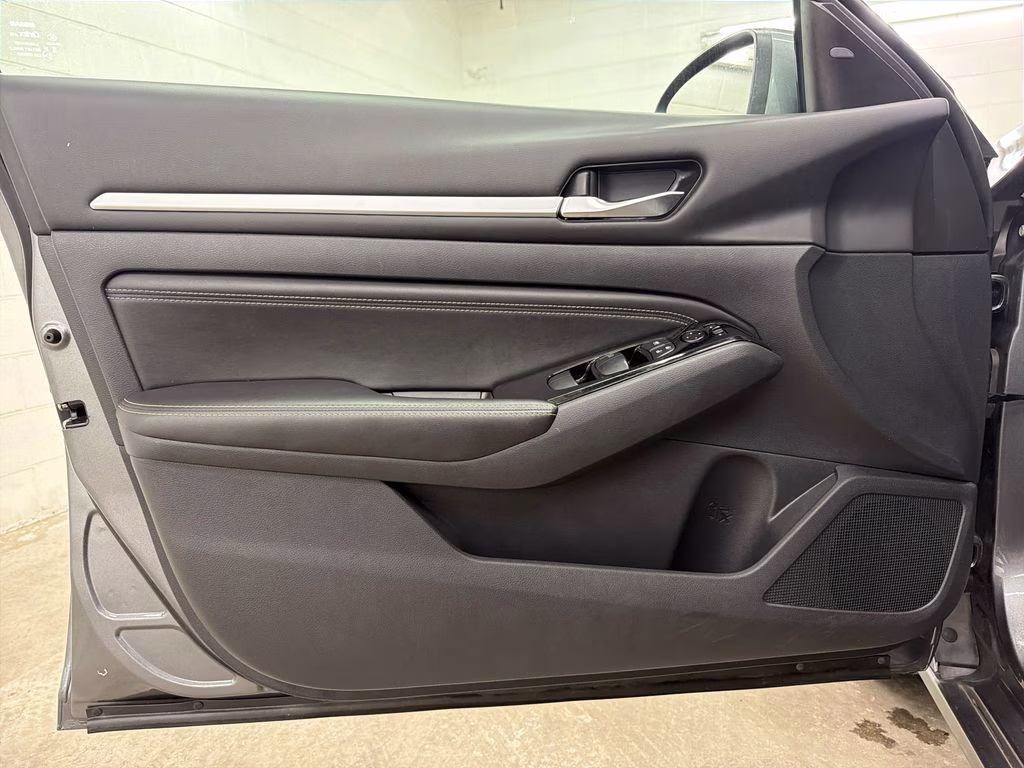 2023 Gun Metallic Nissan Altima 2.5 SL FWD Sedan