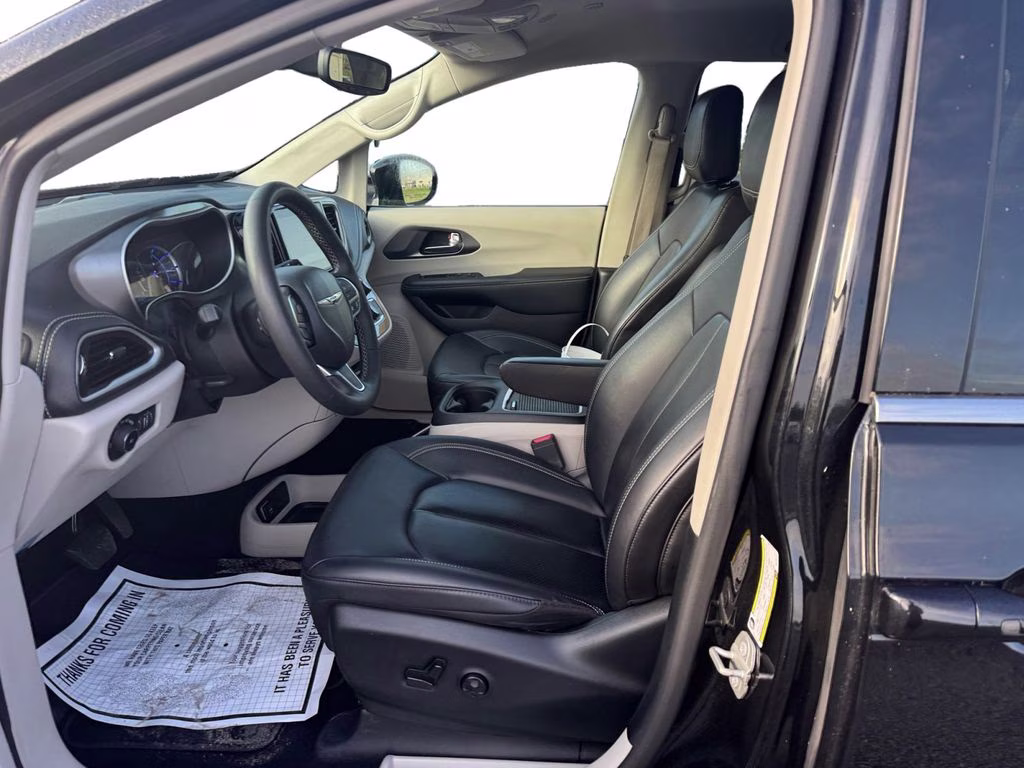 2024 Brilliant Black Crystal Pearlcoat Chrysler Pacifica Hybrid Select FWD Van