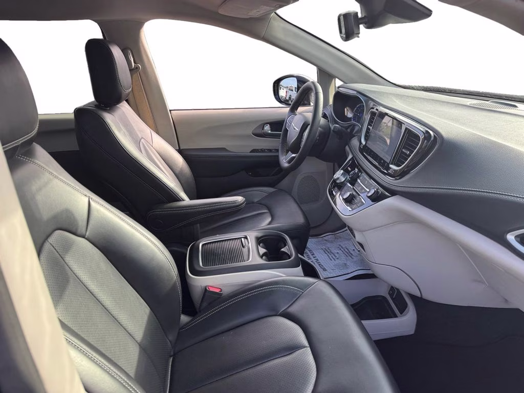 2024 Brilliant Black Crystal Pearlcoat Chrysler Pacifica Hybrid Select FWD Van