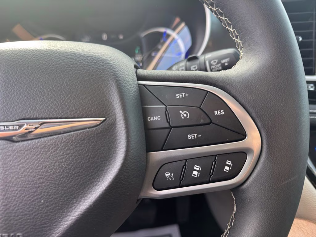 2024 Brilliant Black Crystal Pearlcoat Chrysler Pacifica Hybrid Select FWD Van