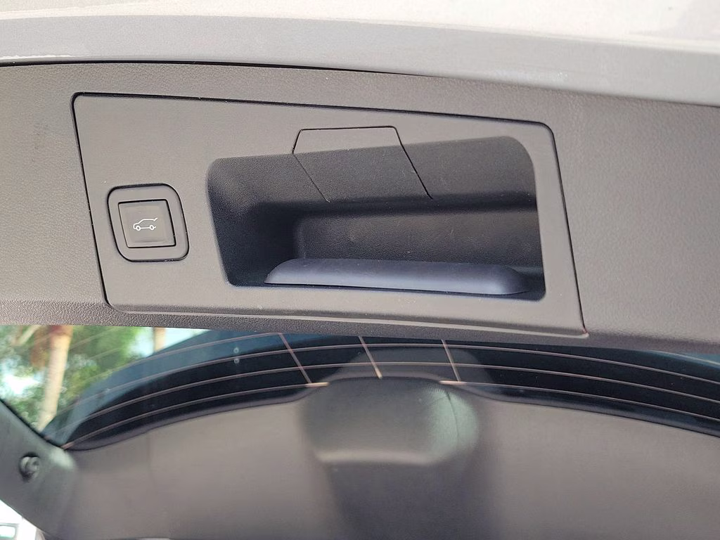 2025 Argent Silver Metallic Cadillac XT4 FWD Premium Luxury FWD SUV