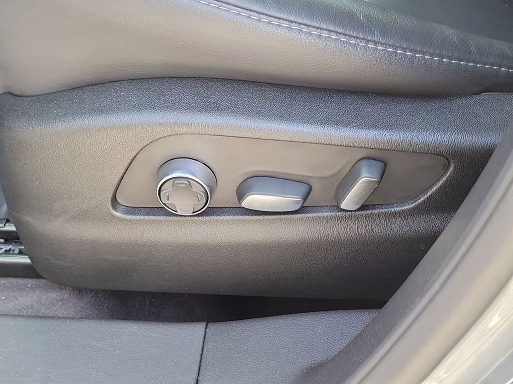 2025 Argent Silver Metallic Cadillac XT4 FWD Premium Luxury FWD SUV