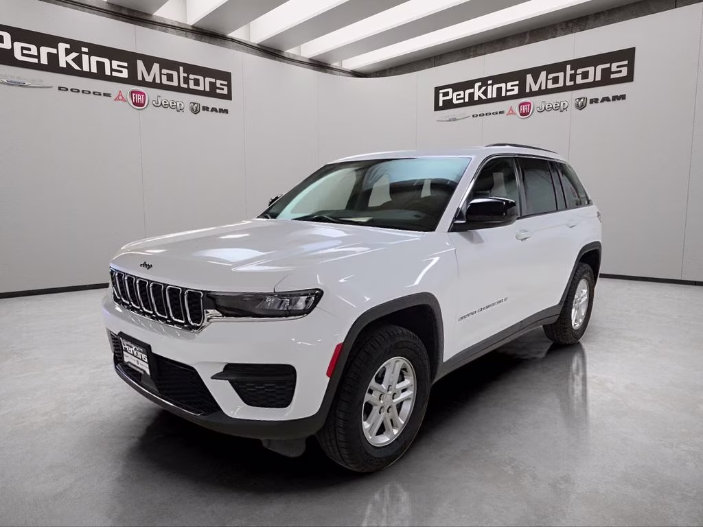 2023 Bright White Clearcoat Jeep Grand Cherokee Laredo 4X4 SUV
