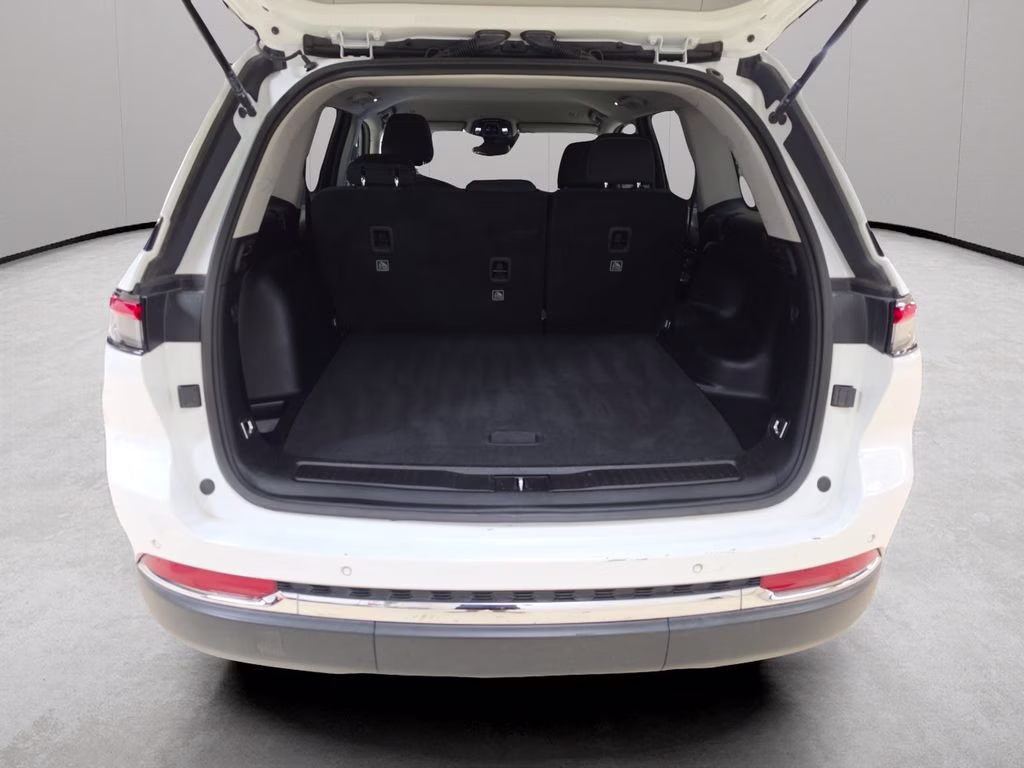 2023 Bright White Clearcoat Jeep Grand Cherokee Laredo 4X4 SUV