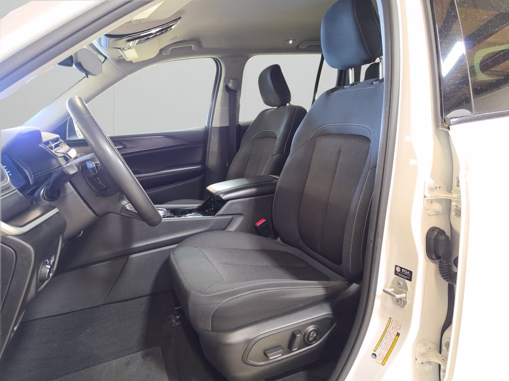 2023 Bright White Clearcoat Jeep Grand Cherokee Laredo 4X4 SUV