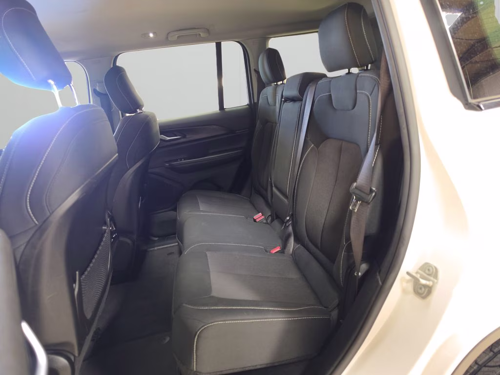 2023 Bright White Clearcoat Jeep Grand Cherokee Laredo 4X4 SUV