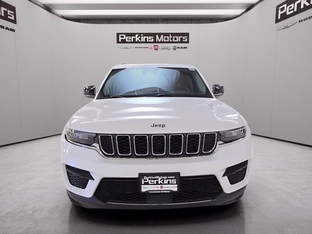 2023 Bright White Clearcoat Jeep Grand Cherokee Laredo 4X4 SUV