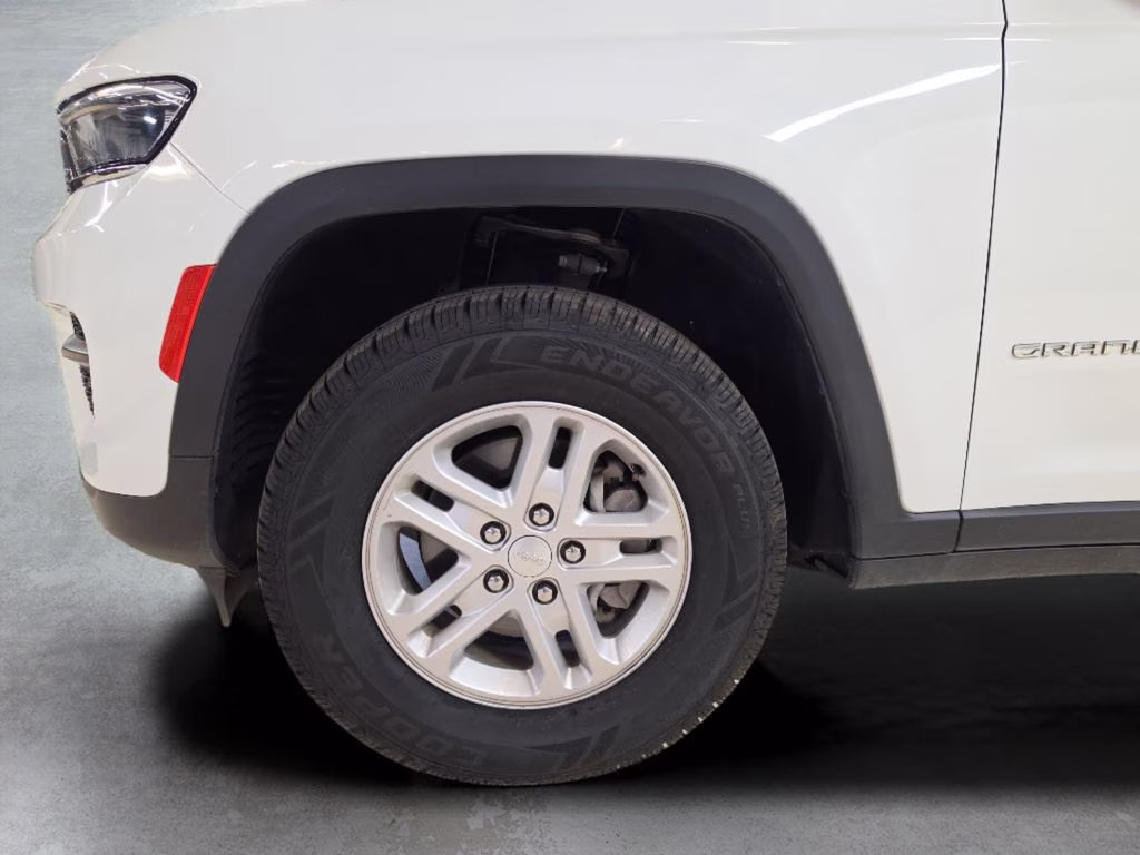 2023 Bright White Clearcoat Jeep Grand Cherokee Laredo 4X4 SUV