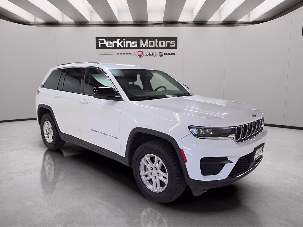 2023 Bright White Clearcoat Jeep Grand Cherokee Laredo 4X4 SUV