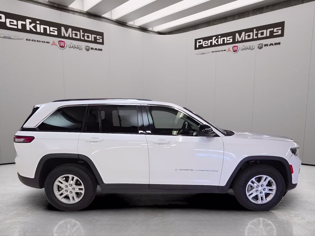 2023 Bright White Clearcoat Jeep Grand Cherokee Laredo 4X4 SUV