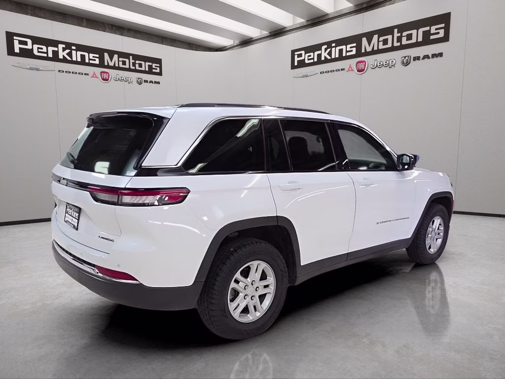 2023 Bright White Clearcoat Jeep Grand Cherokee Laredo 4X4 SUV