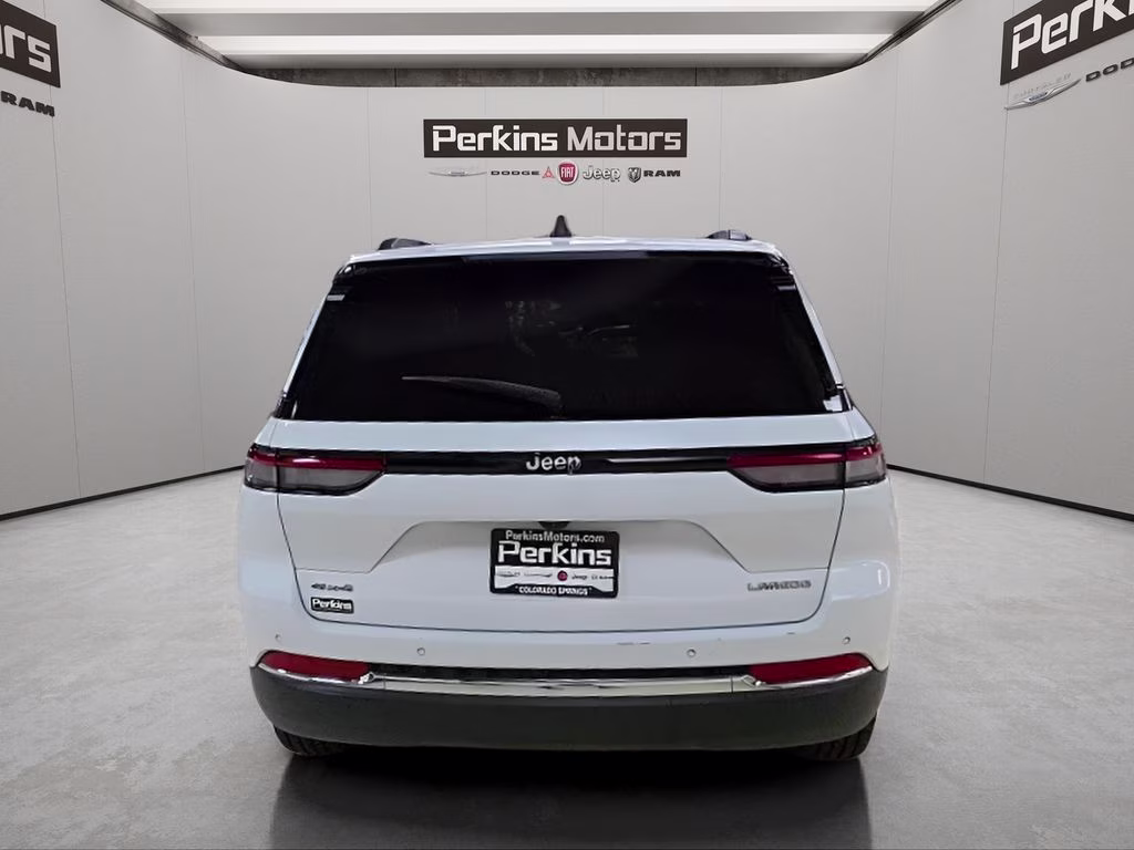 2023 Bright White Clearcoat Jeep Grand Cherokee Laredo 4X4 SUV