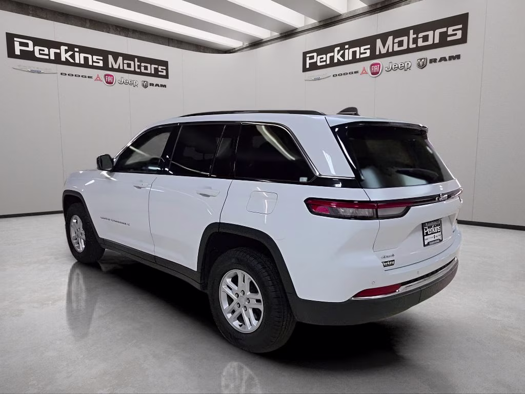 2023 Bright White Clearcoat Jeep Grand Cherokee Laredo 4X4 SUV
