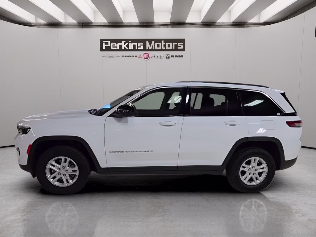 2023 Bright White Clearcoat Jeep Grand Cherokee Laredo 4X4 SUV