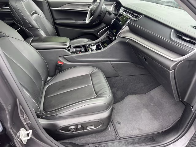 2023 Baltic Gray Metallic Clearcoat Jeep Grand Cherokee Limited 4X4 SUV
