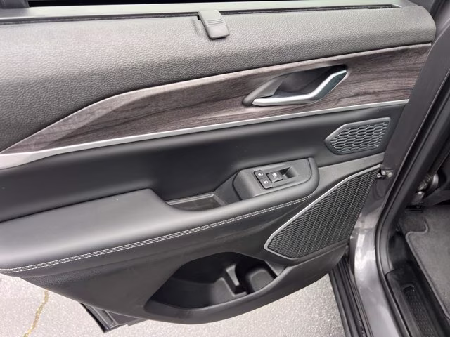 2023 Baltic Gray Metallic Clearcoat Jeep Grand Cherokee Limited 4X4 SUV