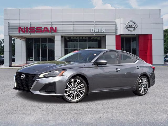 2023 Gun Metallic Nissan Altima 2.5 SL FWD Sedan