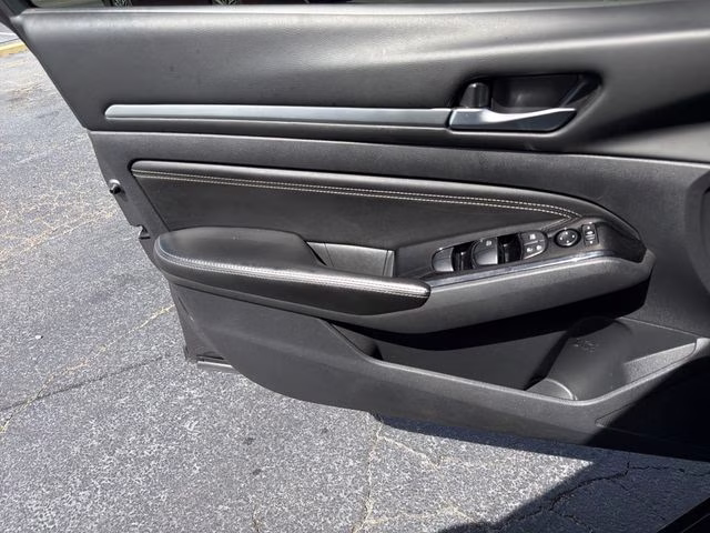 2023 Gun Metallic Nissan Altima 2.5 SL FWD Sedan