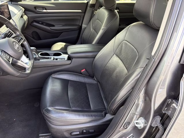 2023 Gun Metallic Nissan Altima 2.5 SL FWD Sedan