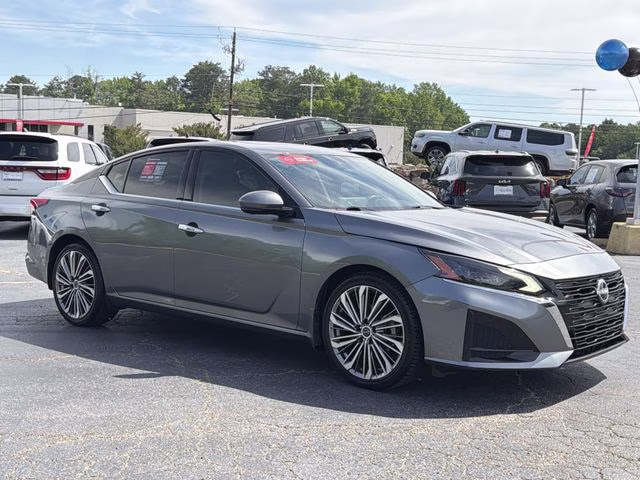 2023 Gun Metallic Nissan Altima 2.5 SL FWD Sedan