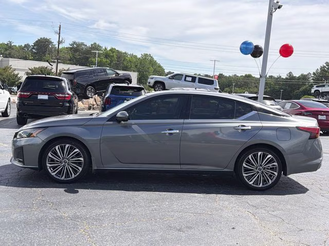 2023 Gun Metallic Nissan Altima 2.5 SL FWD Sedan