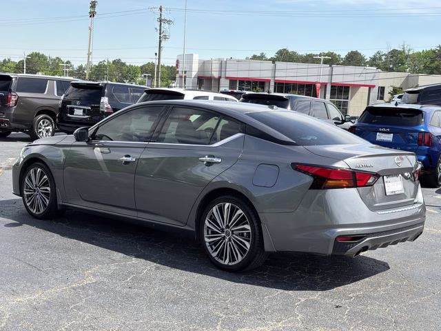 2023 Gun Metallic Nissan Altima 2.5 SL FWD Sedan