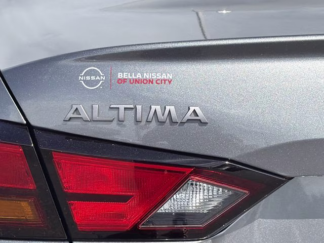 2023 Gun Metallic Nissan Altima 2.5 SL FWD Sedan