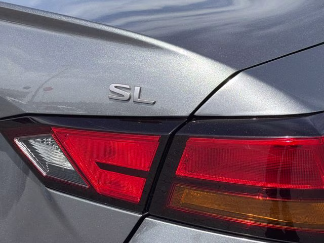 2023 Gun Metallic Nissan Altima 2.5 SL FWD Sedan