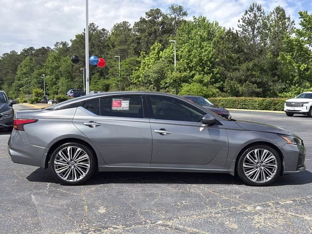2023 Gun Metallic Nissan Altima 2.5 SL FWD Sedan