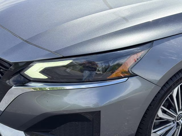 2023 Gun Metallic Nissan Altima 2.5 SL FWD Sedan