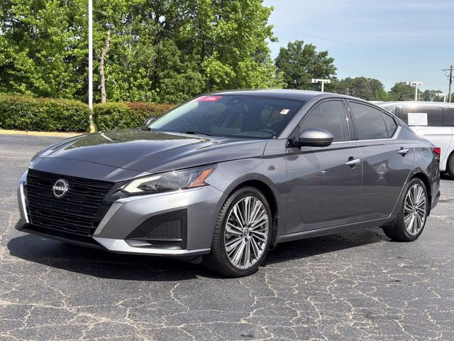 2023 Gun Metallic Nissan Altima 2.5 SL FWD Sedan