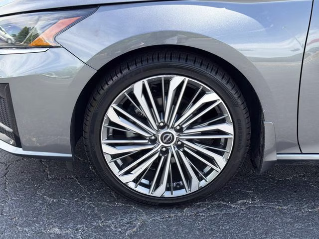 2023 Gun Metallic Nissan Altima 2.5 SL FWD Sedan