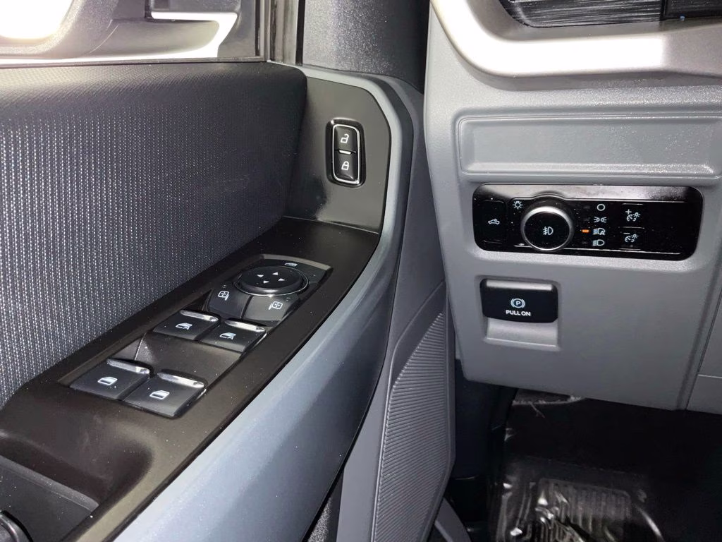 2023 Oxford White Ford F-150 XL 4X4 Truck