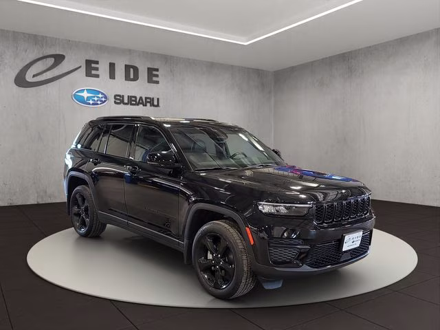 2023 Diamond Black Crystal Pearlcoat Jeep Grand Cherokee Altitude X 4X4 SUV