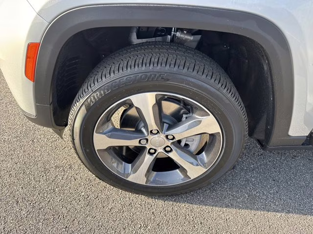 2025 Silver Zynith Jeep Grand Cherokee L Limited RWD SUV