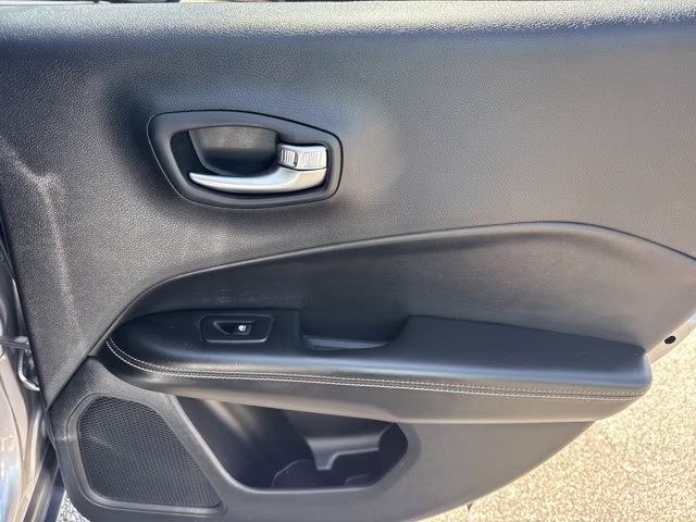 2018 Billet Silver Metallic Clearcoat Jeep Compass Latitude 4X4 SUV