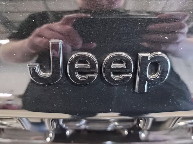 2023 Diamond Black Crystal Pearlcoat Jeep Grand Cherokee Altitude X 4X4 SUV