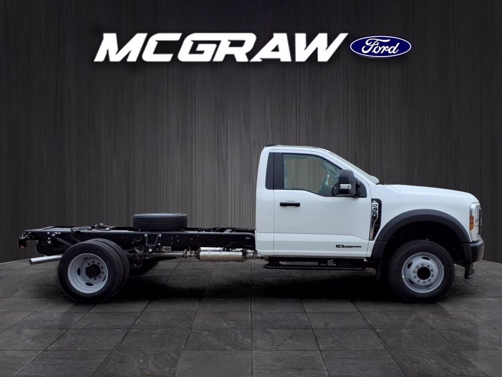 2026 Oxford White Ford Super Duty F-450 DRW XL RWD Chassis