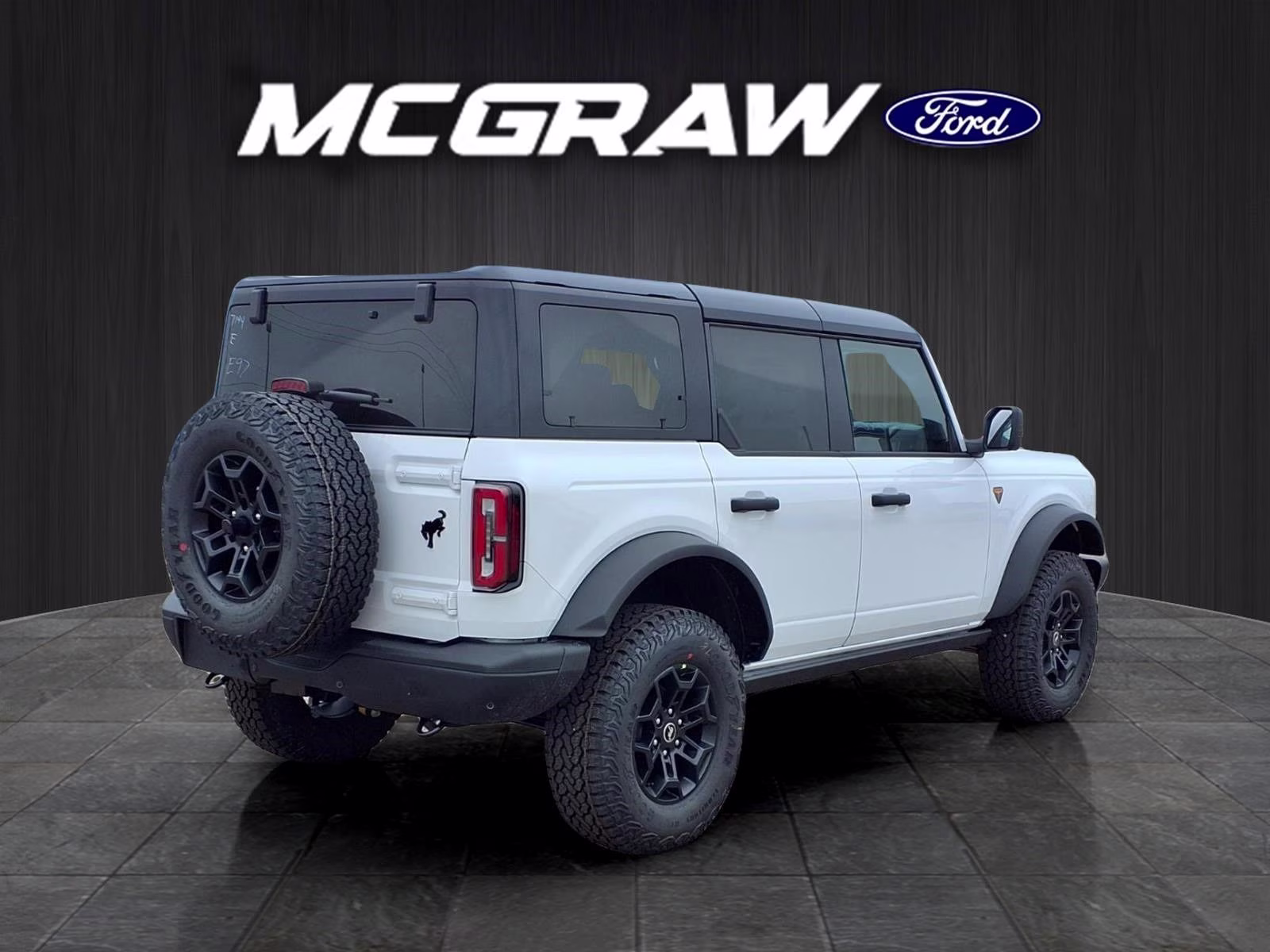 2026 Oxford White Ford Bronco Badlands 4X4 SUV