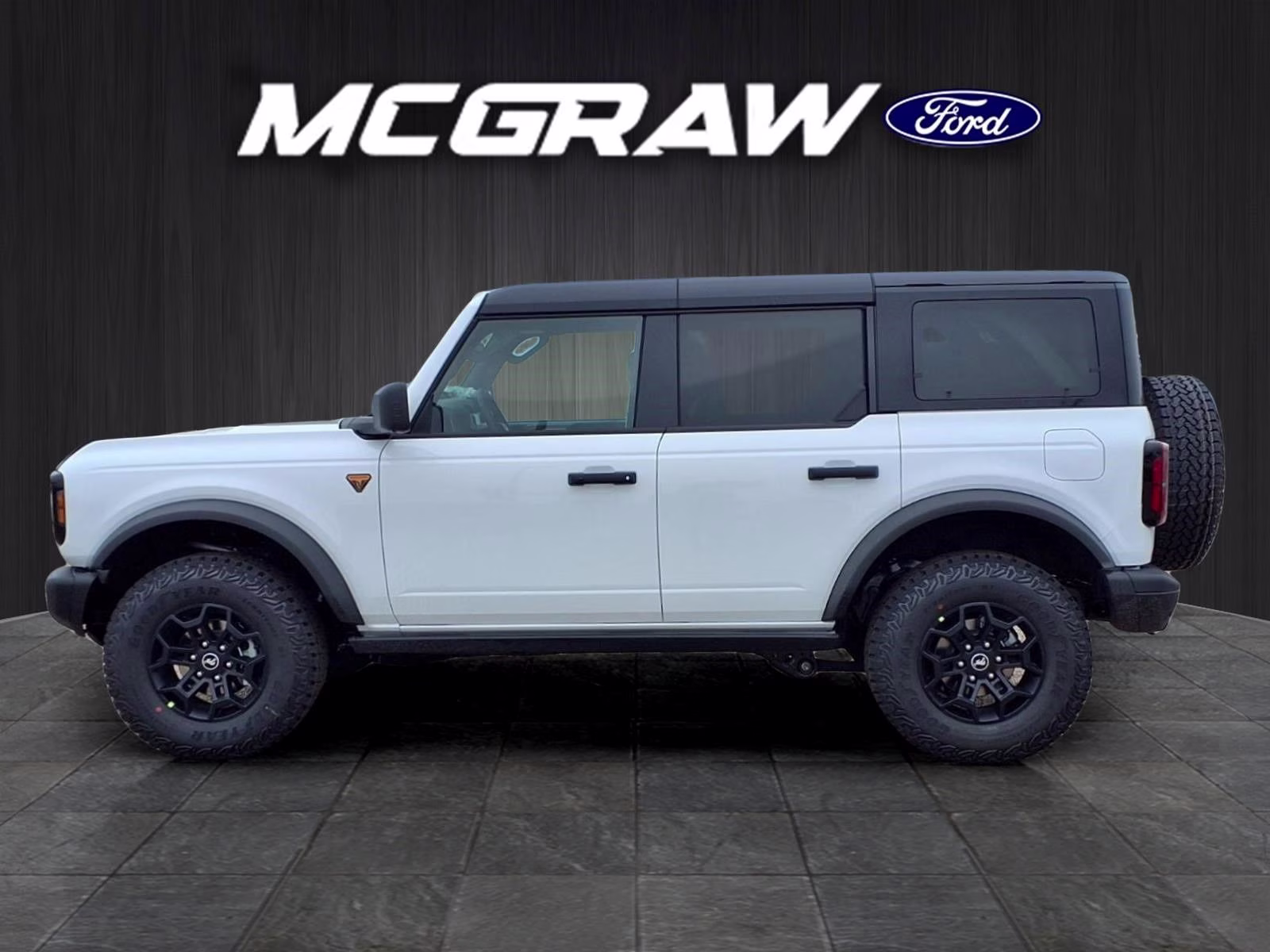 2026 Oxford White Ford Bronco Badlands 4X4 SUV