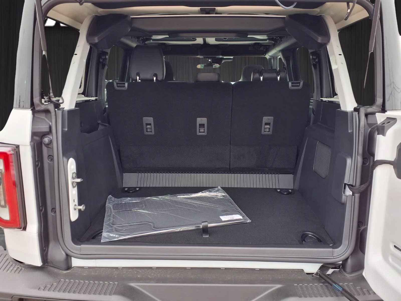 2026 Oxford White Ford Bronco Badlands 4X4 SUV