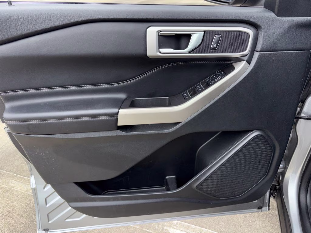 2023 Iconic Silver Metallic Ford Explorer XLT RWD SUV