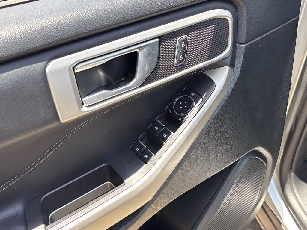 2023 Iconic Silver Metallic Ford Explorer XLT RWD SUV